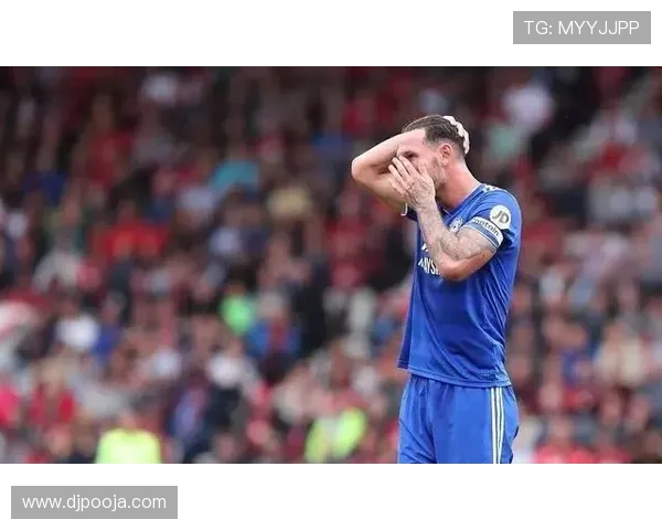 西布朗与谢周三同穿白色球裤导致场上球员辨识困难 西布朗与谢周三同穿白色球裤导致场上球员辨识困难